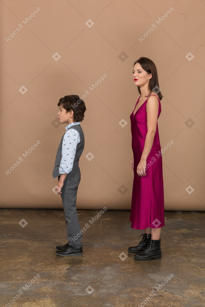 Mulher jovem e menino de pé em seu perfil