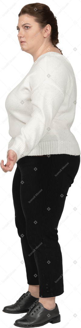 Mulher gorda assustada com roupas casuais em pé