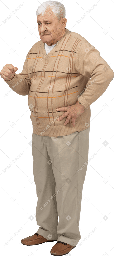 腰に手を置いて立っているカジュアルな服装の老人の正面図