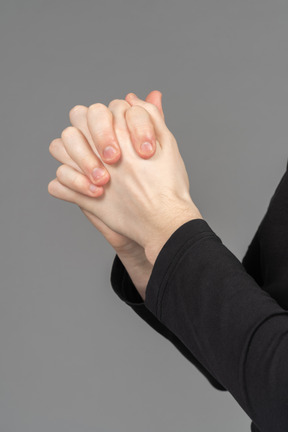 Vue latérale des mains jointes comme une serrure