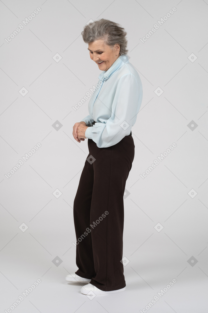Vista laterale di una donna anziana che sorride