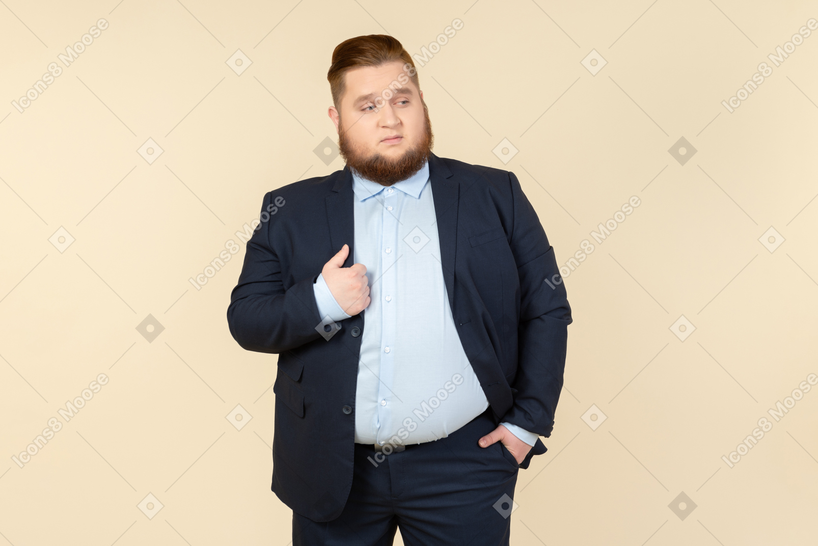 Giovane uomo in sovrappeso in tuta toccando la giacca con una mano