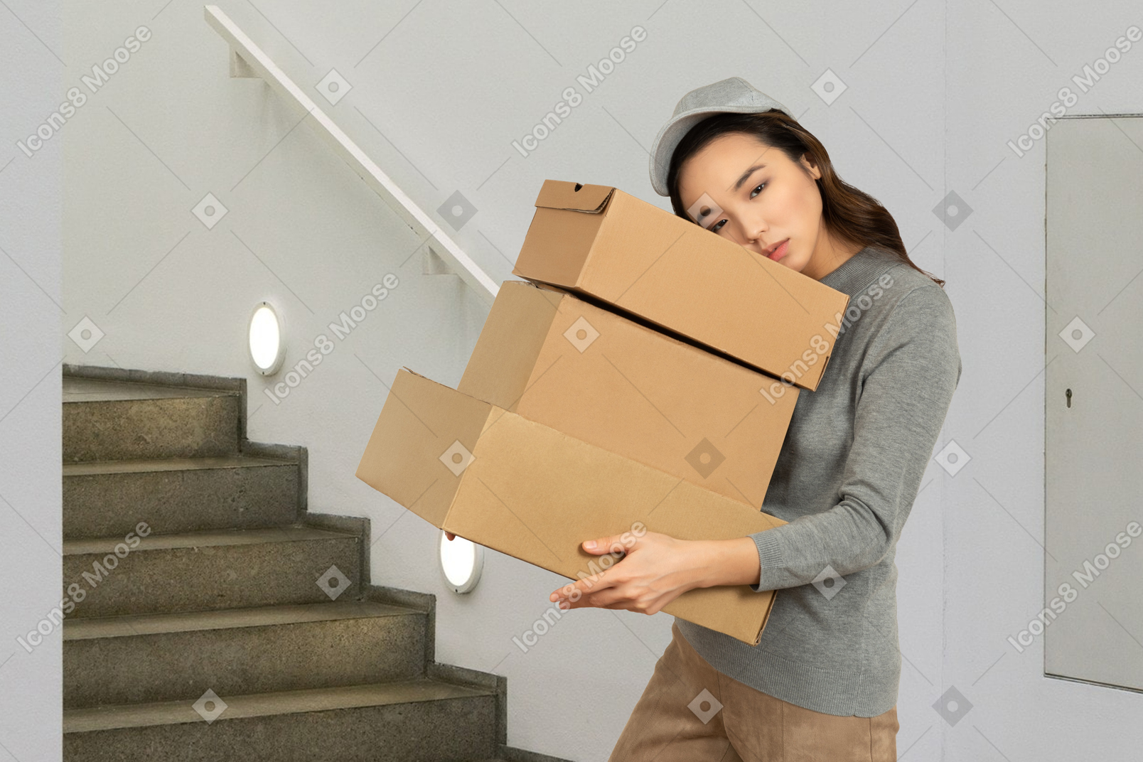 Stanco giovane donna che trasporta scatole