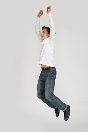 Junger mann in freizeitkleidung springen