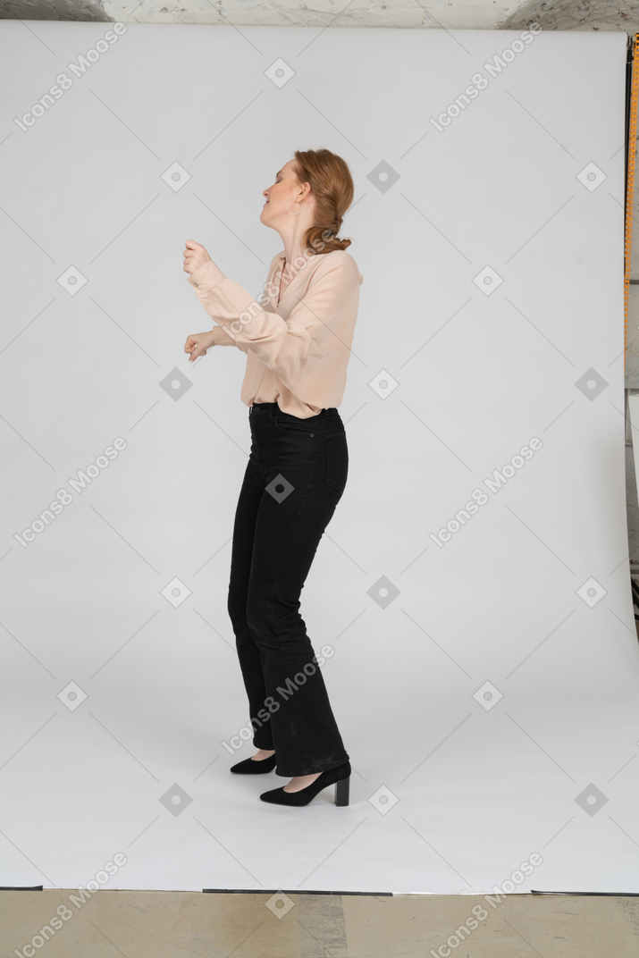 Mujer en hermosa blusa bailando