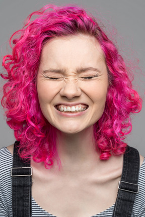 Retrato de uma garota feliz e animada de cabelo rosa