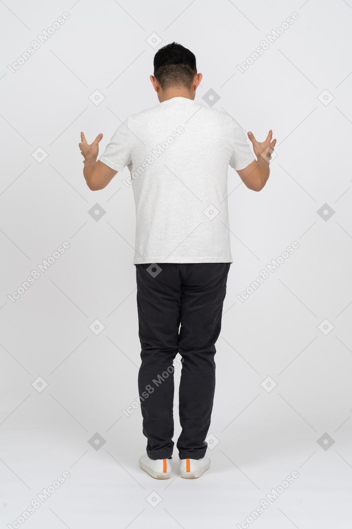Vista traseira de um homem em roupas casuais, mostrando o tamanho de algo