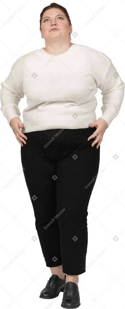 Mulher plus size com roupas casuais olhando para cima