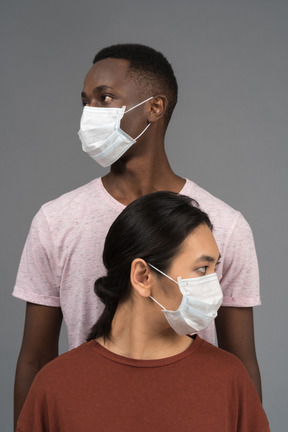 Uomo e donna in maschere protettive