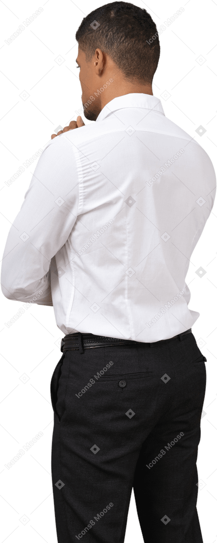 Человек в белой рубашке стоит