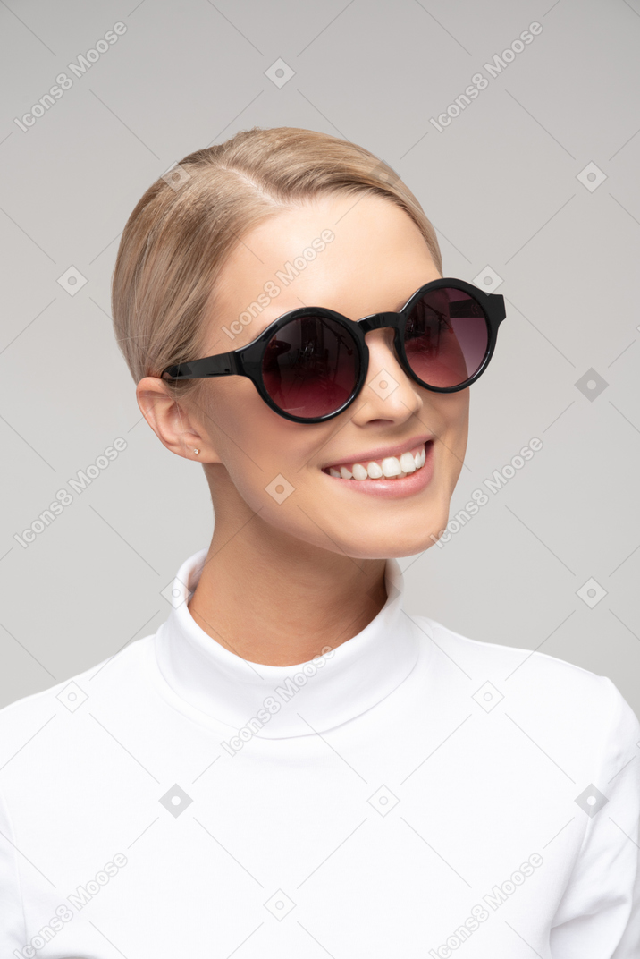 선글라스를 착용하는 매력적인 여자