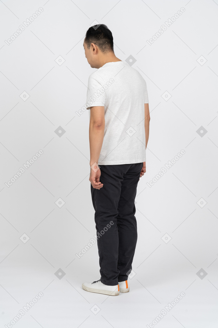 Three-quarter view of a man in casual clothes staring at something