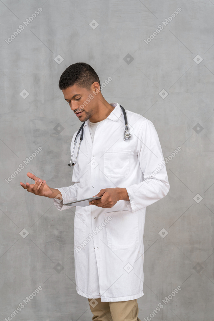 Medico maschio che dà consigli medici