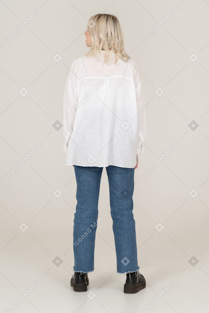 Vista traseira de uma mulher loira com roupas casuais olhando para o lado