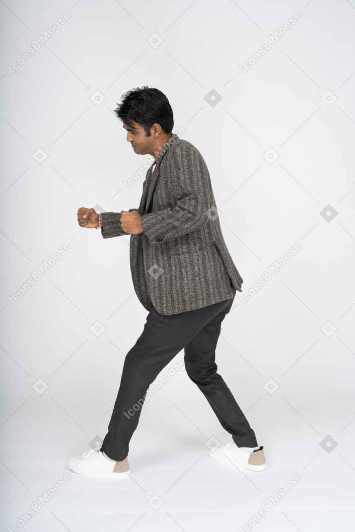 Hombre en traje bailando