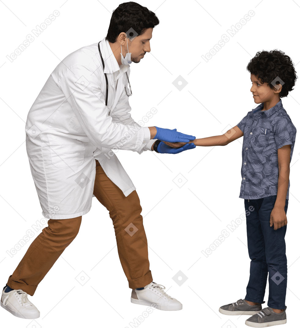 Petit patient et docteur se serrant la main