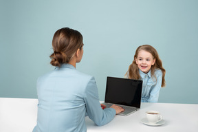 Y ahora mamá es la que está atrapada con la computadora