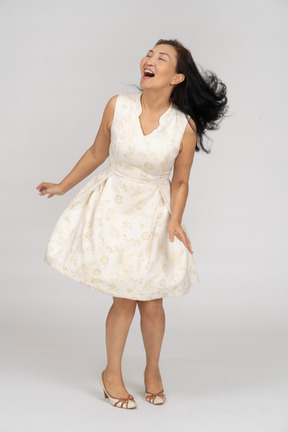 Mujer con vestido blanco bailando