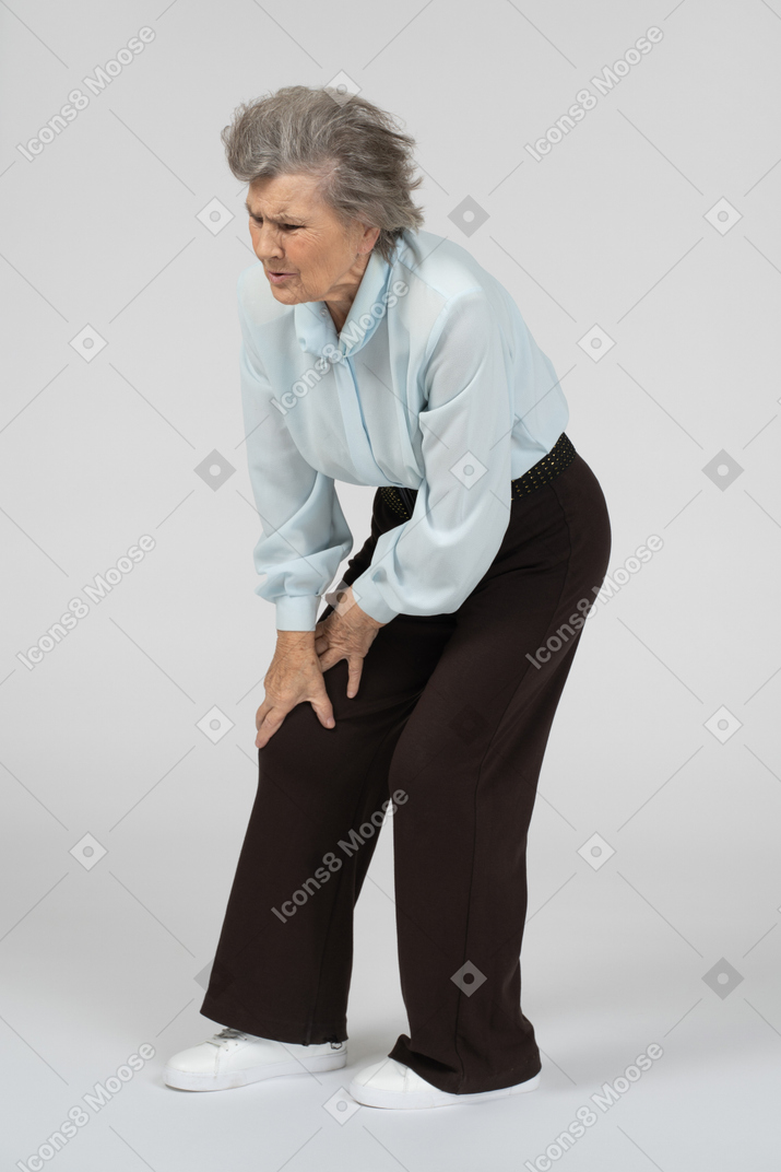 痛い膝に触れる老婆