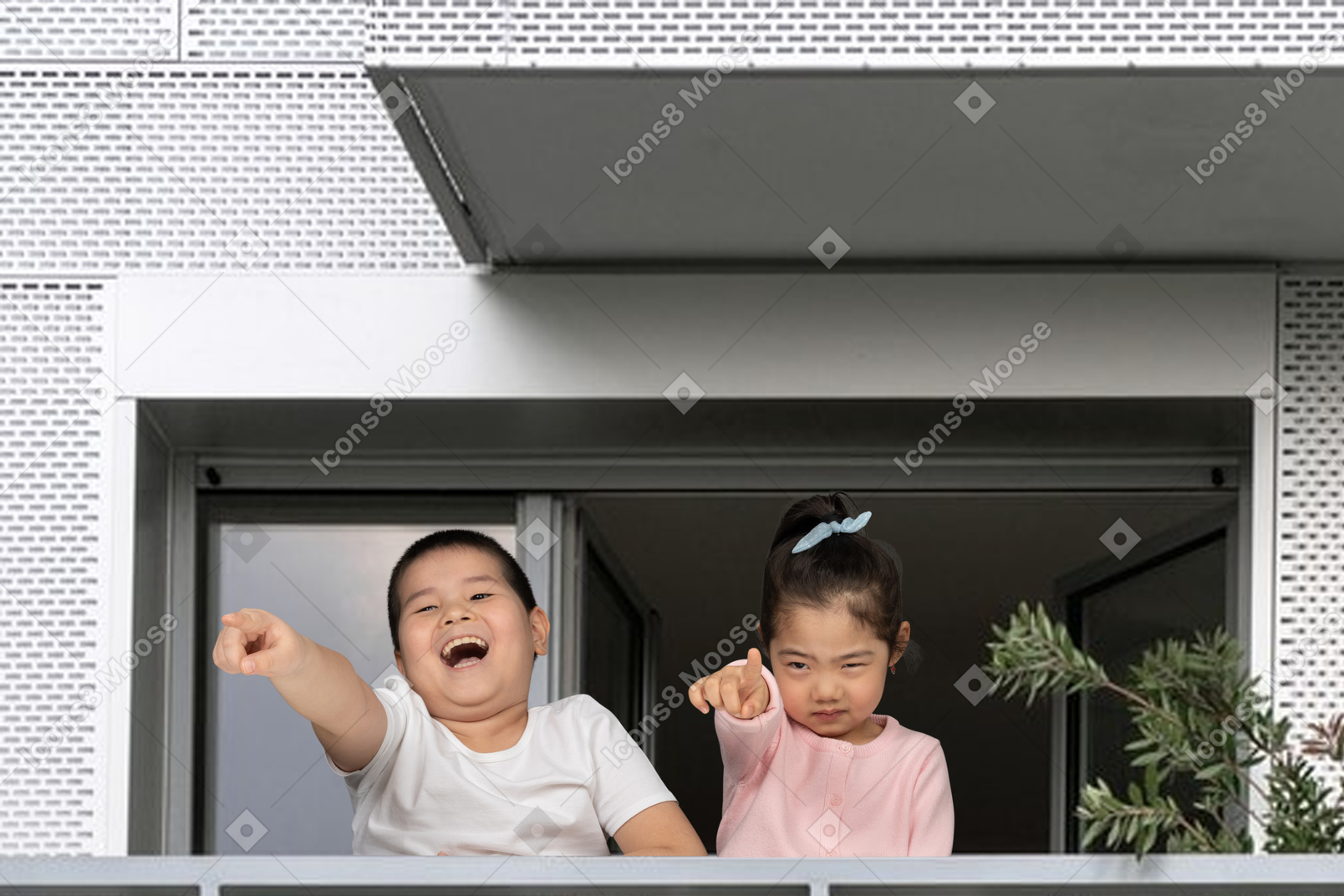 Niño y niña en el balcón