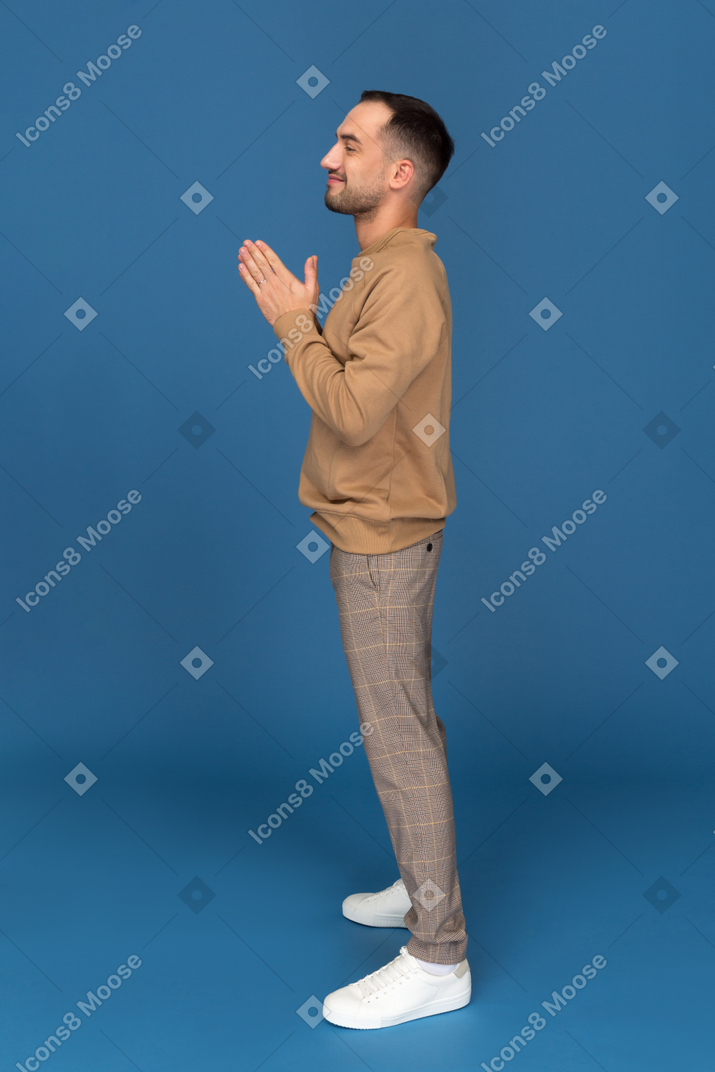 若い男を祈る