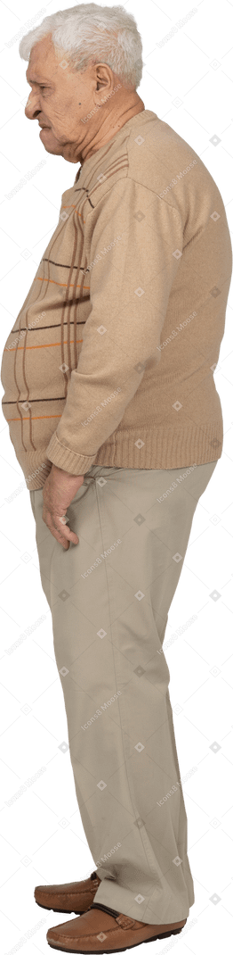 Vue latérale d'un vieil homme en colère dans des vêtements décontractés