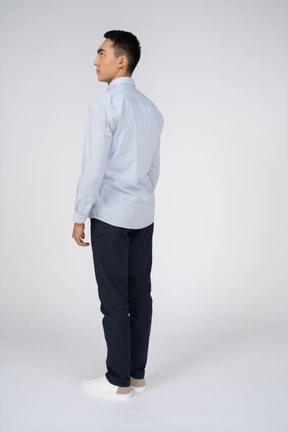 Uomo in abiti casual in piedi