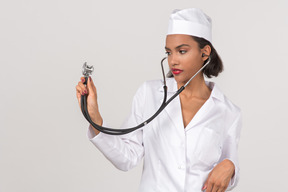Atractivo joven doctora sosteniendo un estetoscopio