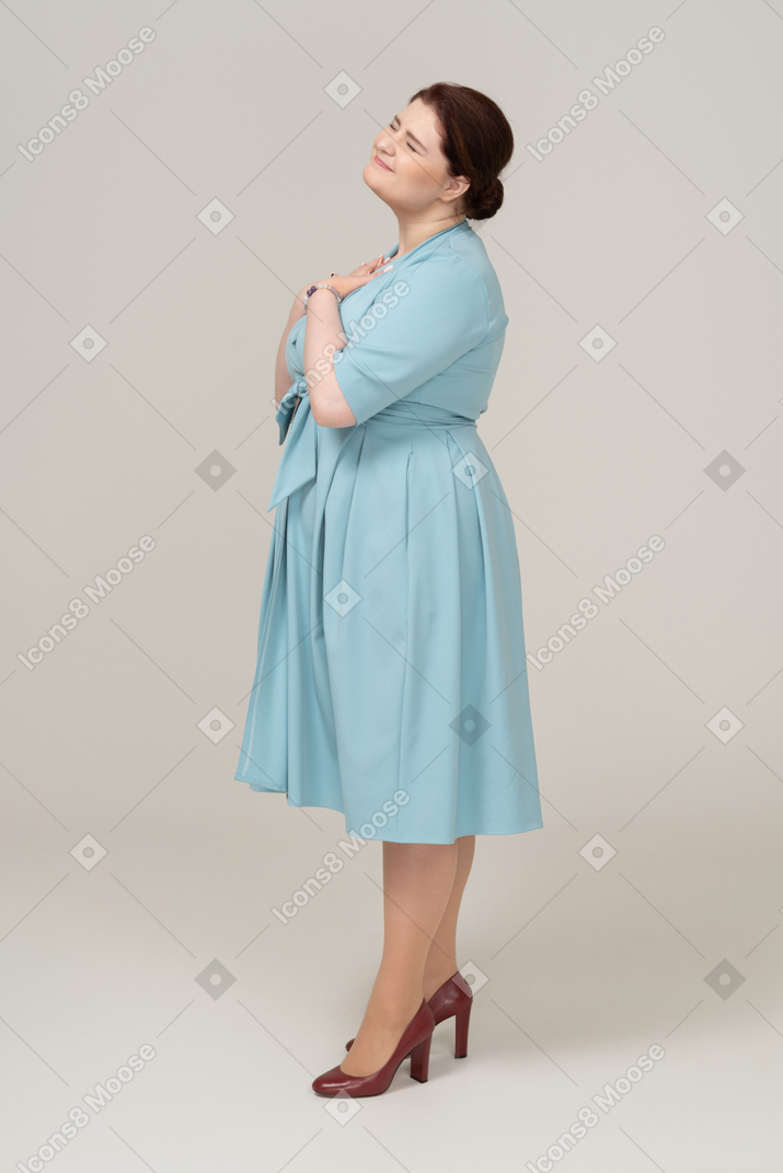 Vista lateral, de, un, mujer, en, vestido azul, posar