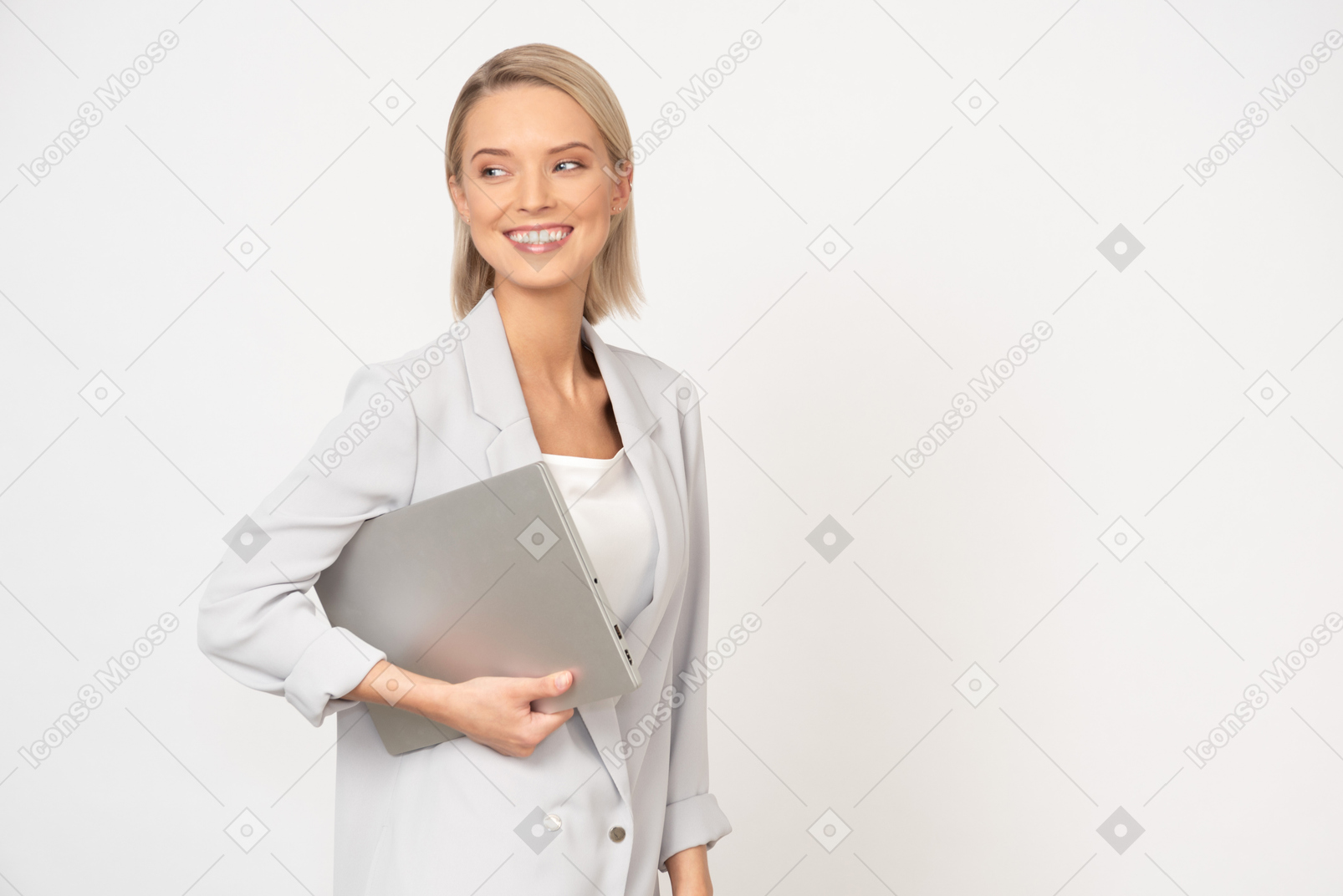 Mujer de negocios joven con un ordenador portátil