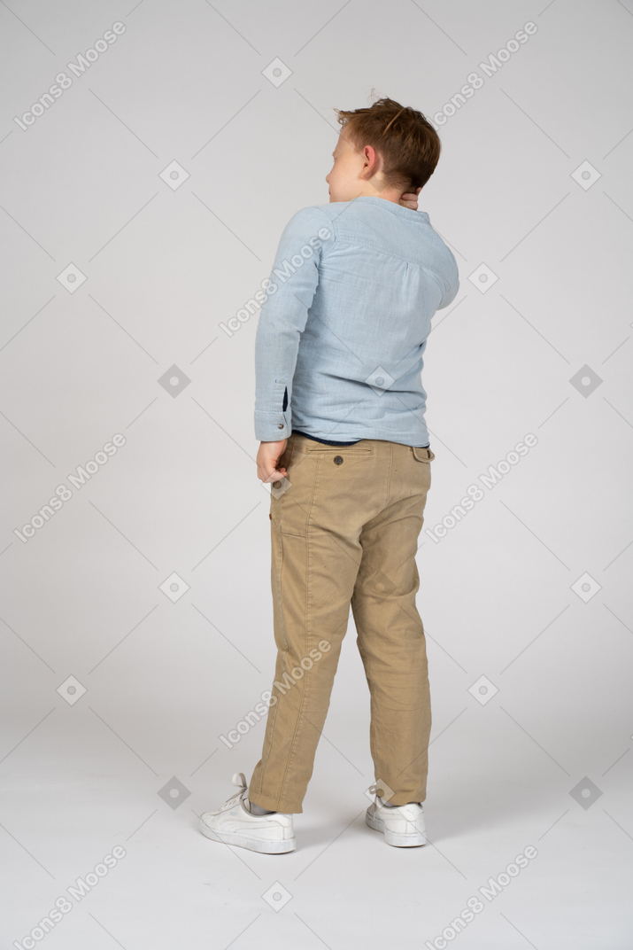 カジュアルな服装の男の子の背面図
