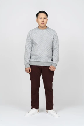 Hombre en ropa casual de pie