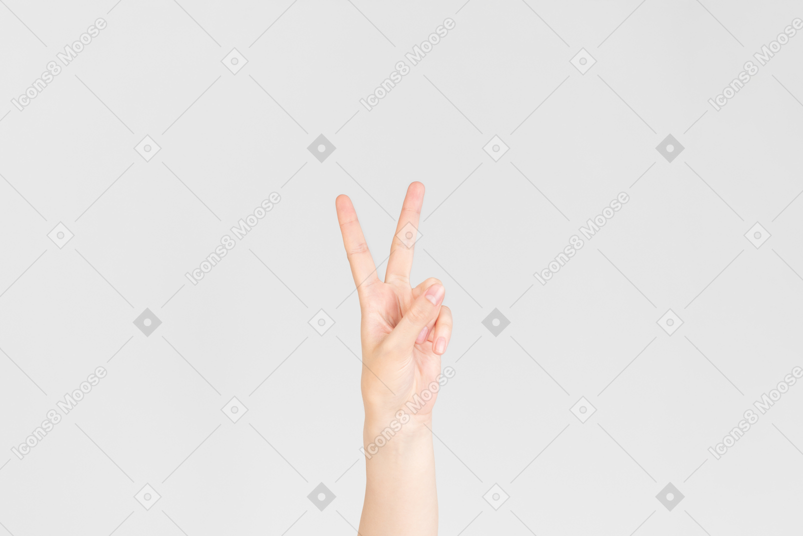 Женская рука показывает жест победы