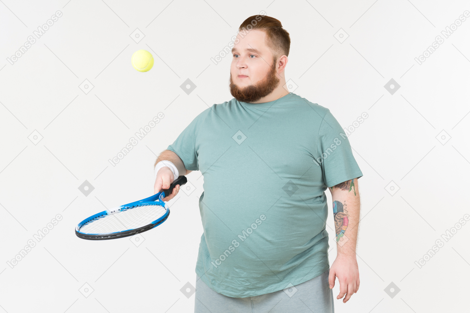 Cara grande no sportswear, escolhendo a bola de tênis com raquete de tênis