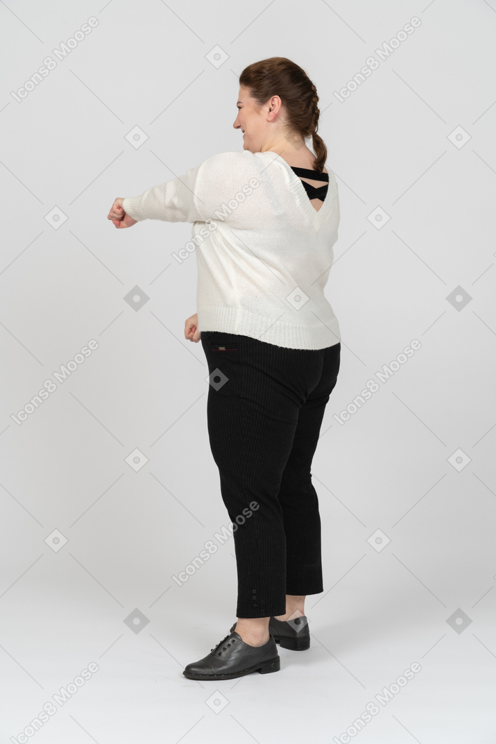 ポーズをとって白いシャツを着たプラスサイズの女性