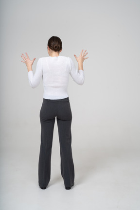 Vista posteriore di una donna con le mani alzate