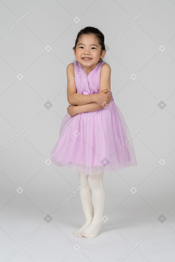 Petite fille frissonnante en robe rose
