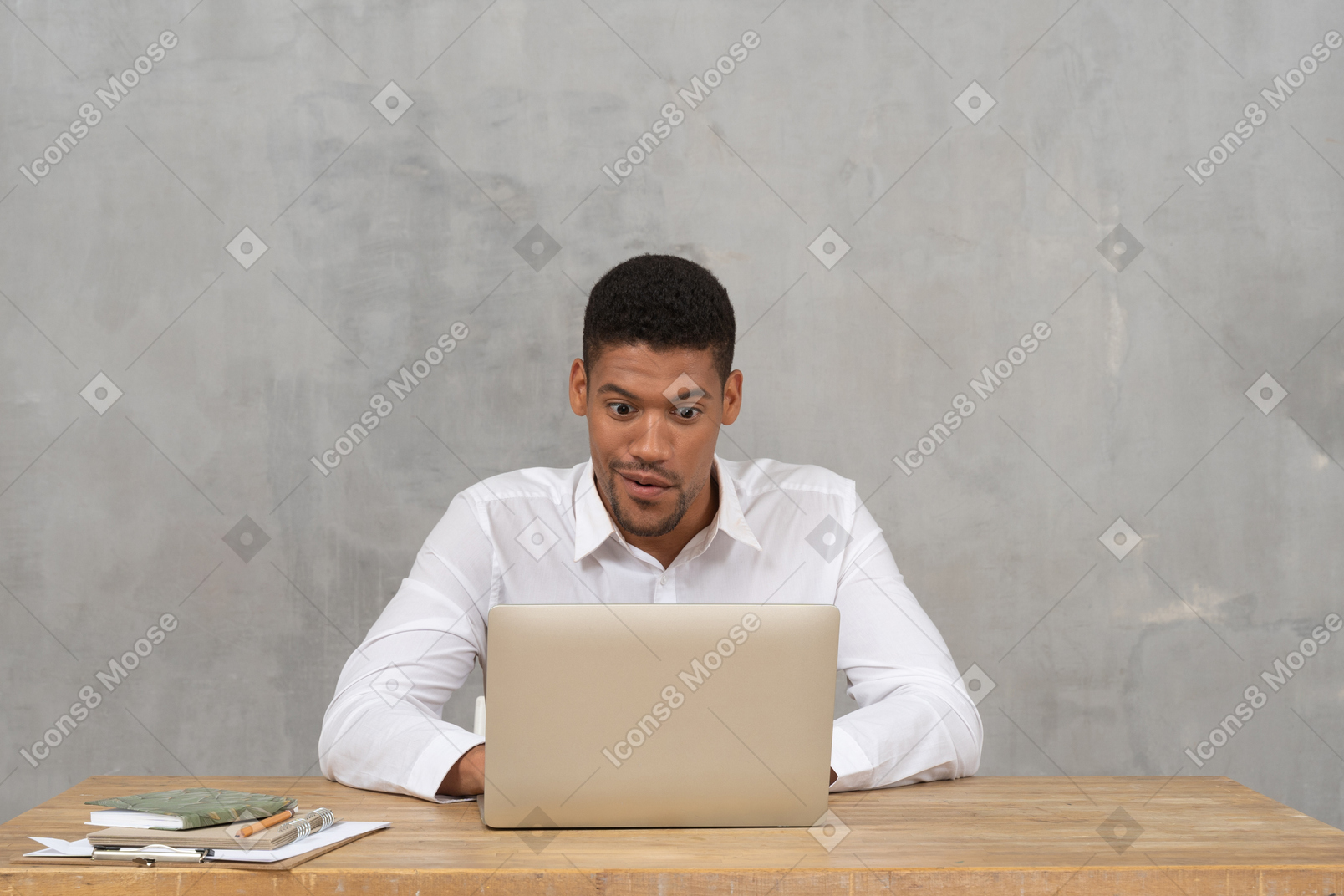 Junger mann mit einem laptop