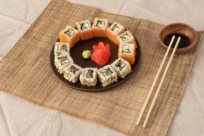 Un conjunto de rollos de sushi en una bandeja