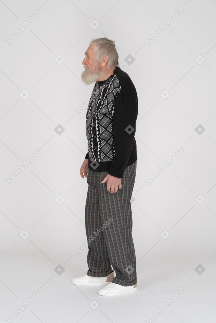 カジュアルな服装で立っている年配の男性の側面図