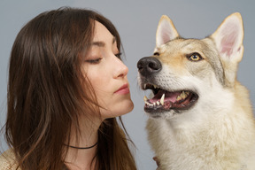 Gros plan, de, a, maître femme, baisers, elle, chien