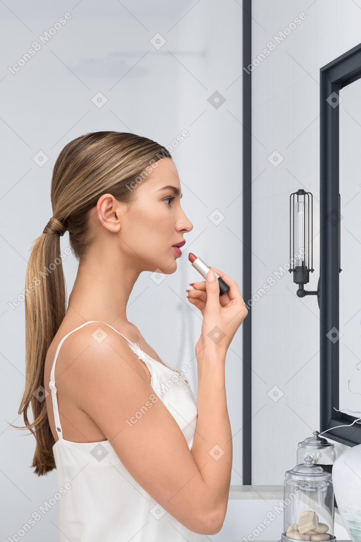 Mulher fazendo maquiagem