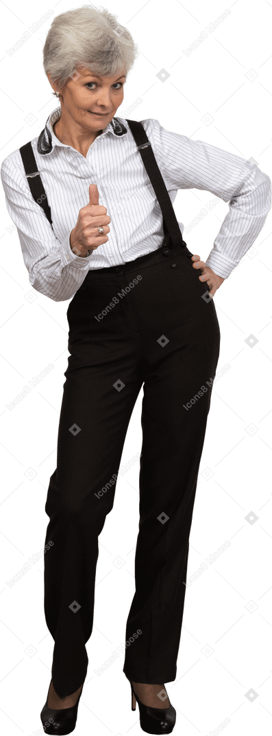 Vista frontal de una vieja mujer disgustada en ropa de oficina mostrando un pulgar hacia arriba
