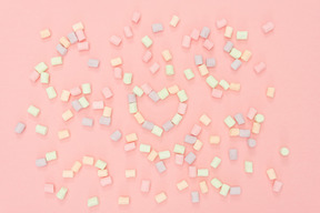 Bunte marshmallows in form von herzen angeordnet