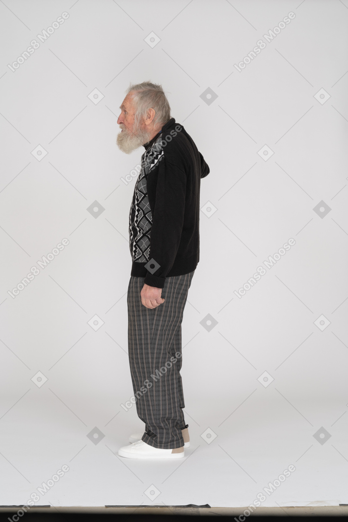 Vista lateral de un anciano de pie