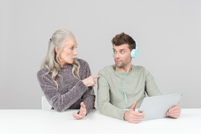 Pouvez-vous faire attention à votre grand-mère?