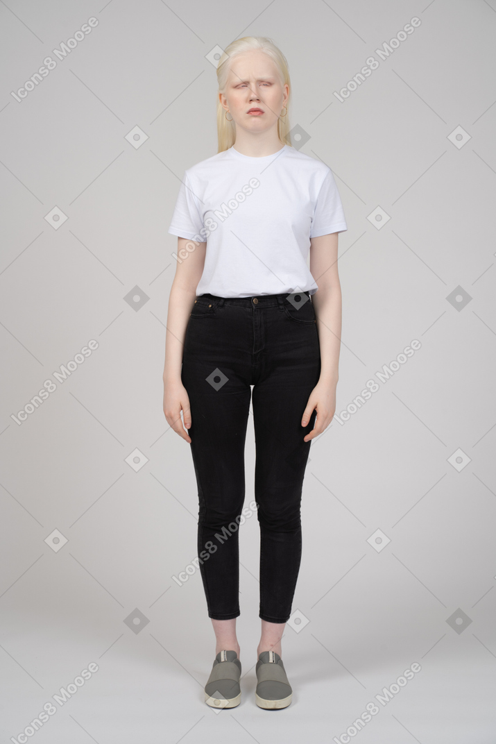 Vista frontal de uma adolescente triste em roupas casuais