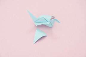 Origami blu gru con un'ala strappata