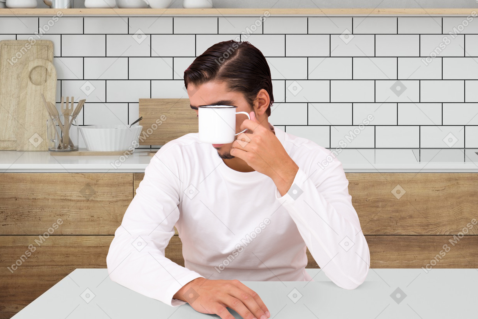 一个男人坐在一张桌子，一杯咖啡