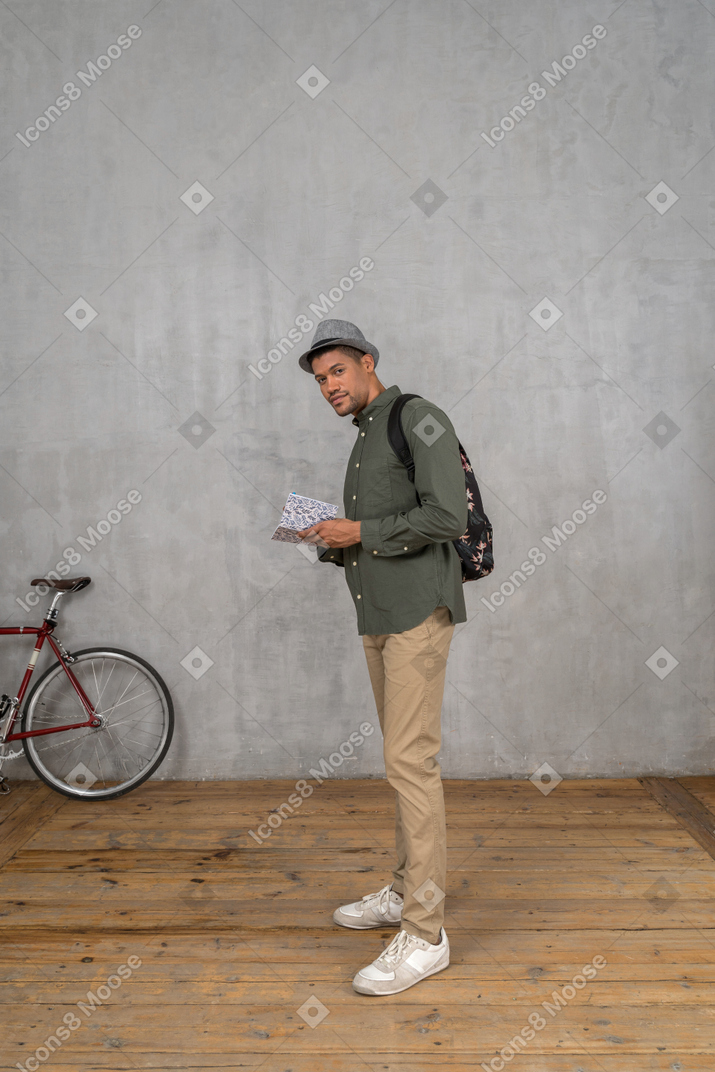 Homem olhando algo e tomando notas
